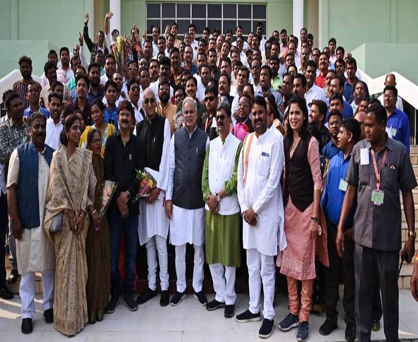 रायपुर : शिक्षाकर्मियों ने मुख्यमंत्री से मुलाकात कर आभार प्रकट किया