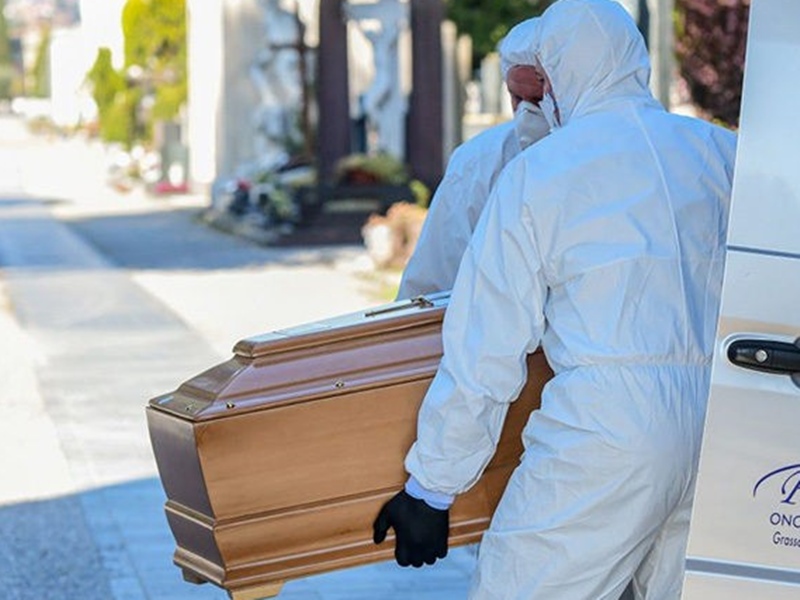 Coronavirus in Italy: ट्रकों में ले जाए जा रहे मृतकों के ताबूत, चीन से ज्यादा मौतों का दावा