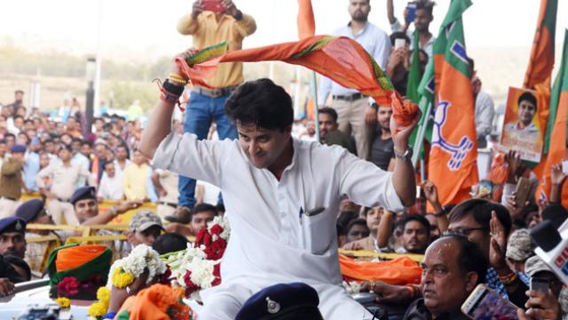 भोपाल में Congress पर गरजें ज्योतिरादित्य, बोले- उन्होंने सिंधिया परिवार को ललकारने की गलती की भोपाल में Congress पर गरजें ज्योतिरादित्य, बोले- उन्होंने सिंधिया परिवार को ललकारने की गलती की