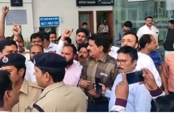 MP GOVT CRISES: इंतजार करते रह गए स्पीकर, कांग्रेस के बागी विधायकों का भोपाल आना हुआ कैंसिल MP GOVT CRISES: इंतजार करते रह गए स्पीकर, कांग्रेस के बागी विधायकों का भोपाल आना हुआ कैंसिल