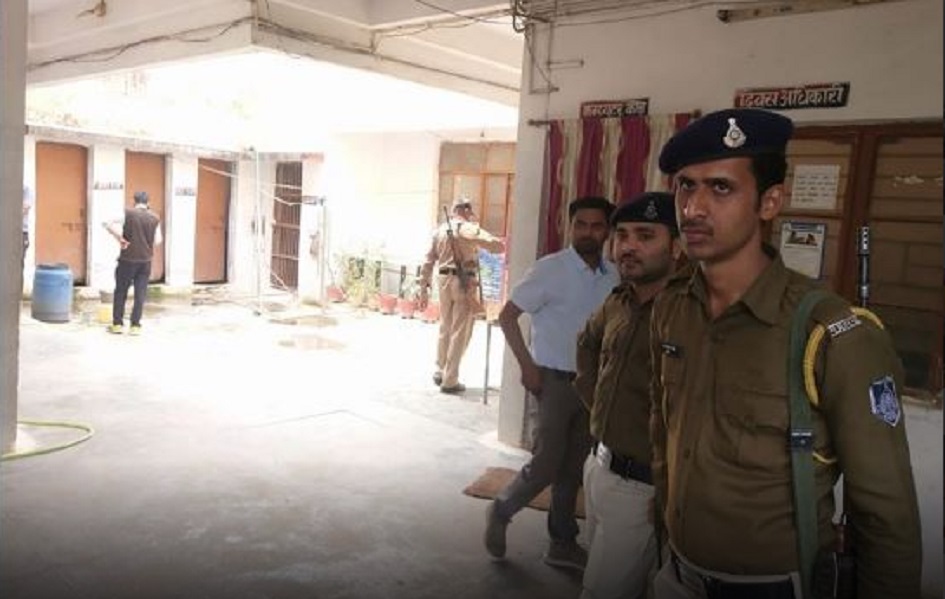 रीवा में महिला प्रधान आरक्षक 30 हजार रूपए रिश्वत लेते रंगे हाथों गिरफ्तार, लोकायुक्त टीम ने की कार्रवाई रीवा में महिला प्रधान आरक्षक 30 हजार रूपए रिश्वत लेते रंगे हाथों गिरफ्तार, लोकायुक्त टीम ने की कार्रवाई