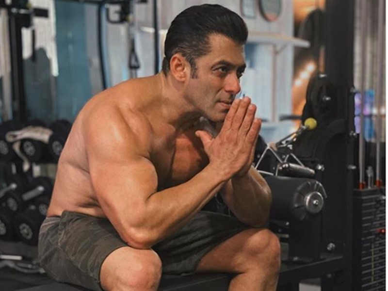 शर्टलेस होकर Salman Khan ने किया नमस्ते, कहा - जब Coronavirus खत्म हो जाए तब हाथ मिलाओ और गले लगो