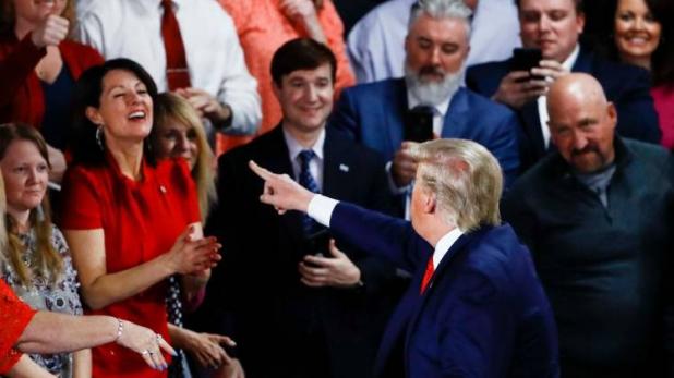 जिस मीटिंग में मौजूद थे President Donald Trump, वहां पहुंचा Coronavirus का मरीज, जानिए फिर क्या हुआ... जिस मीटिंग में मौजूद थे President Donald Trump, वहां पहुंचा Coronavirus का मरीज, जानिए फिर क्या हुआ...