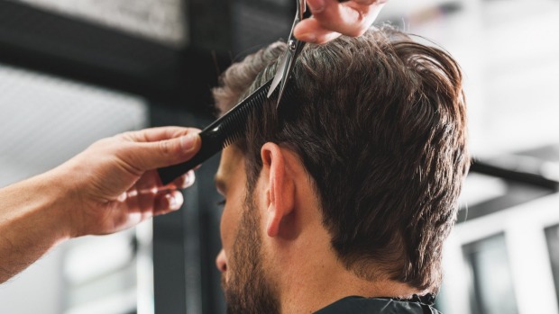 MP: नाई ने एक ही कपडे से कई की कटिंग और शेविंग की, 6 हुए संक्रमित MP: नाई ने एक ही कपडे से कई की कटिंग और शेविंग की, 6 हुए संक्रमित