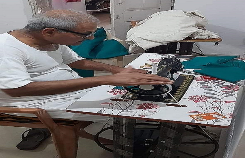 REWA सांसद खुद बना कर लोगो को बाँट रहे मास्क, CM SHIVRAJ ने भी की प्रशंसा, जानिए वजह REWA सांसद खुद बना कर लोगो को बाँट रहे मास्क, CM SHIVRAJ ने भी की प्रशंसा, जानिए वजह