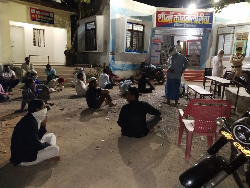 CORONAVIRUS : REWA में LOCKDOWN होने के बावजूद मस्जिदों में नमाज़ पढ़ रहे थे, अचानक पहुंची पुलिस फिर...