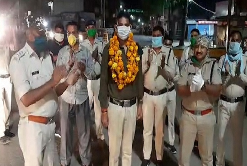ड्यूटी ज्वाइन करने गोरखपुर से पैदल रीवा पहुंचा पुलिसकर्मी, हुआ स्वागत