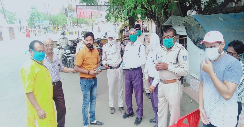 REWA : युवा समाजसेवी ने पुलिस विभाग को समर्पित किया अपना जन्मदिन REWA : युवा समाजसेवी ने पुलिस विभाग को समर्पित किया अपना जन्मदिन