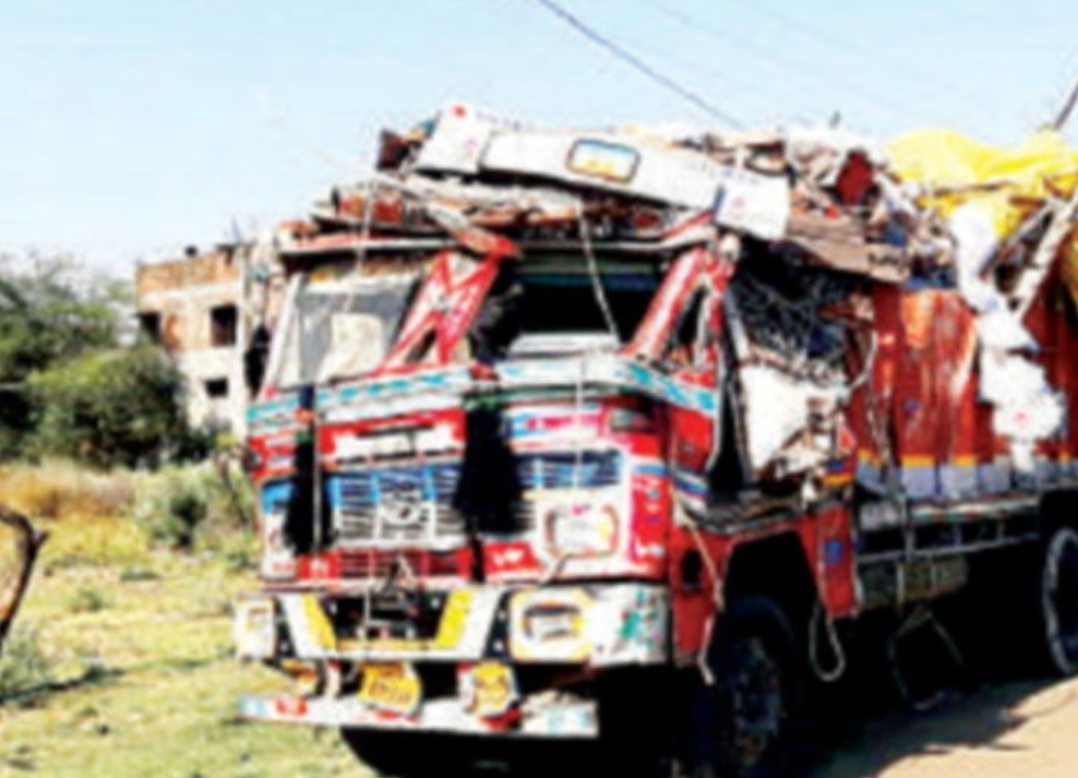 एमपी: घर लौटे मज़दूरों को गाँव वालों ने घुसने नहीं दिया, सड़क किनारे सो गए तो ट्रक ने कुचल दिया, तीन की मौत