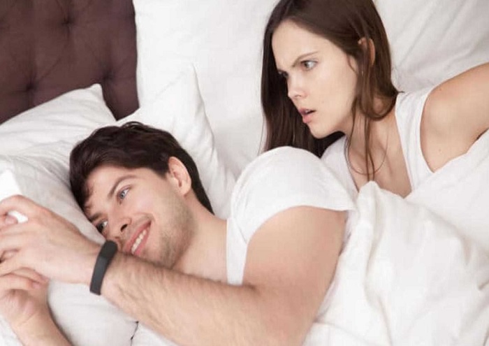 Bedroom Mistakes: बेडरूम में कभी भी न करें ये 6 गलतियां, तबाह हो जाएगा रिश्ता