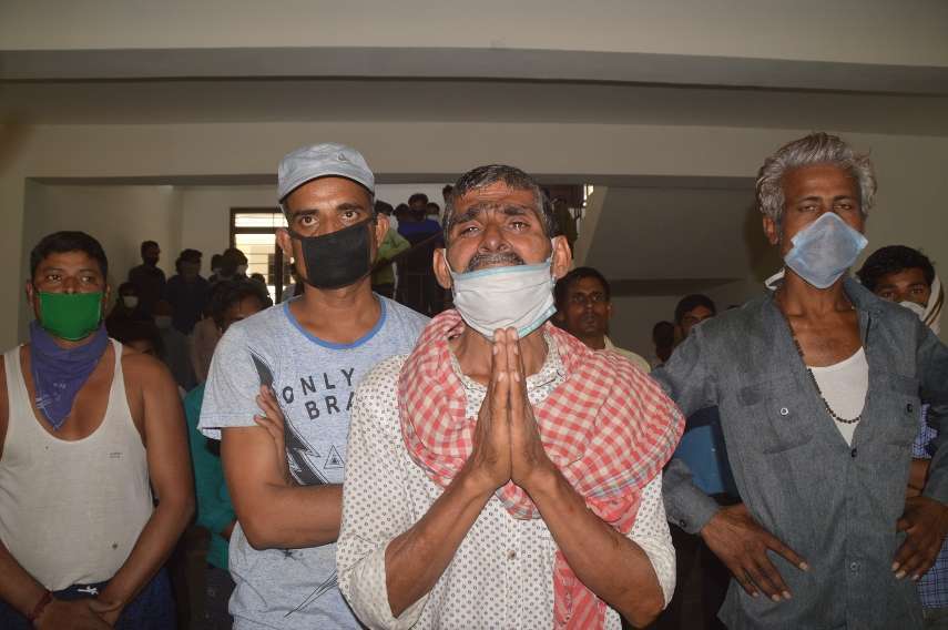 रीवा में बाहर से आ रहें लोगो को शेल्टर होम में डाला, भूखे-प्यासे लोगों का हंगामा