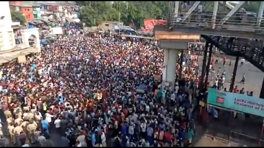 Lockdown Violation in Mumbai: बांद्रा में अचानक उमड़ पड़ी भारी भीड़, उड़ी थी ऐसी अफवाह