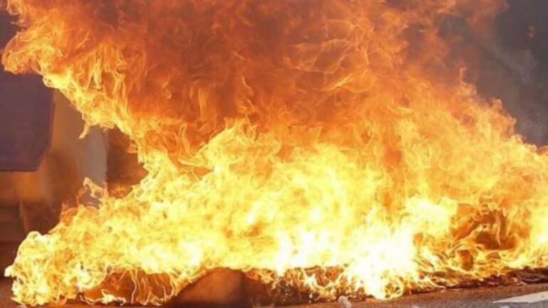 रीवा: गैस सिलेंडर से भड़की आग ने तीन लोगों का आशियाना उजाड़ दिया