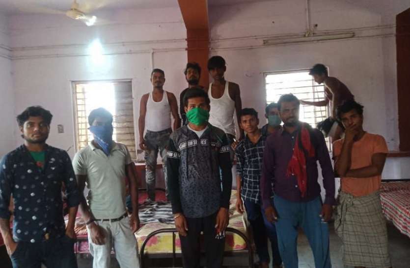 14 दोस्त हैदराबाद से पैदल जा रहें थें यूपी, 700 किमी तक किसी ने नहीं रोका, पर रीवा पुलिस ने पकड़कर...