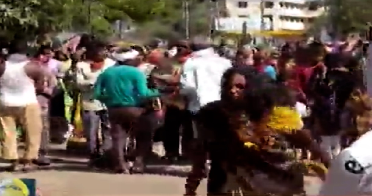 रीवा में Lockdown का खुला उल्लंघन, महिला ने किया Corona भगाने का दावा, पुलिस ने भगाई भीड़