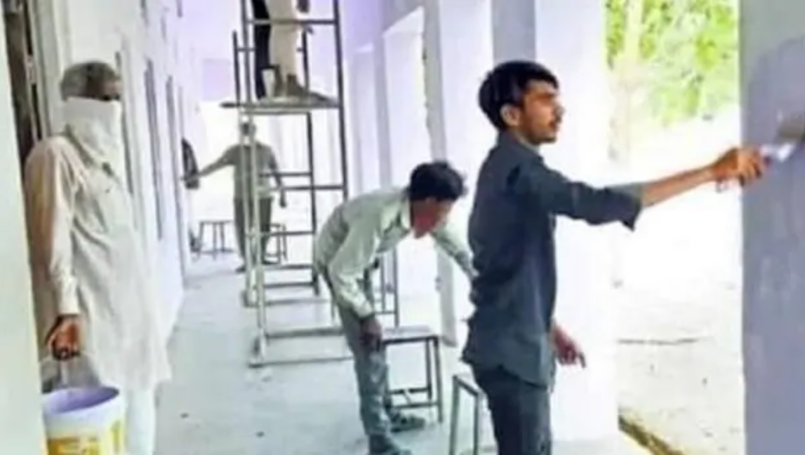 जिस School में Quarantine किया, 14 दिन में मजदूरों ने वहां की सूरत ही बदल दी जिस School में Quarantine किया, 14 दिन में मजदूरों ने वहां की सूरत ही बदल दी