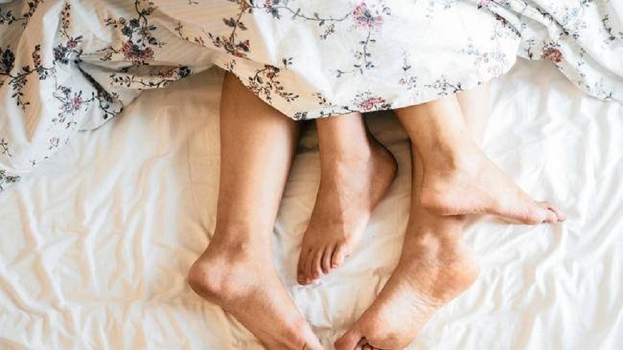 लॉकडाउन में रात-दिन पति बनाता था शारीरिक सम्बन्ध, परेशान पत्नी ने सरकार से कर डाली ऐसी मांग लॉकडाउन में रात-दिन पति बनाता था शारीरिक सम्बन्ध, परेशान पत्नी ने सरकार से कर डाली ऐसी मांग