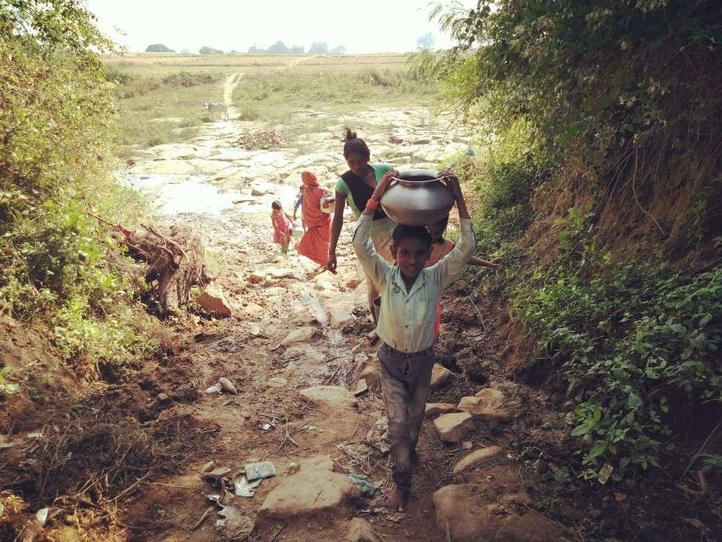 नदी-नाले का पानी पीने को मजबूर हुए REWA के इस गांव के लोग, पढ़िए