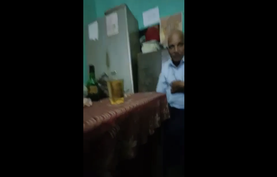REWA : कार्यालय में बैठ कर शराब पीते CMO, देखिए वीडियो