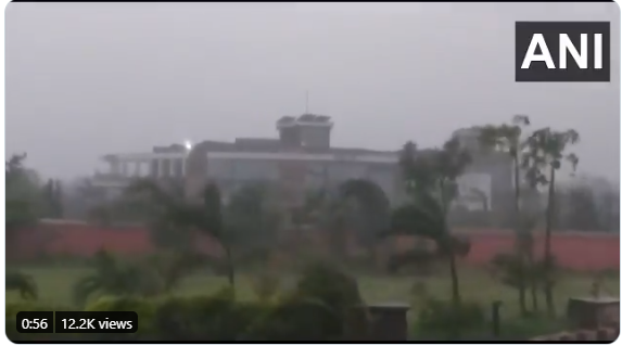 WATCH ओडिशा: 82 किमी / घंटा की तेज हवाएं चलीं पारादीप में ,Cyclone Amphan के आज लैंडफॉल बनाने की उम्मीद है।