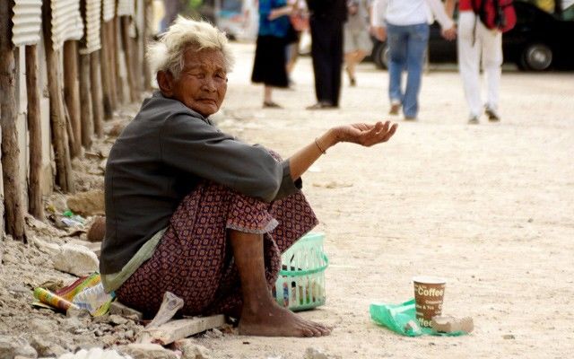 सतना में भिखारियों को 30 हजार रूपए दे गए दो युवक, मचा हड़कंप सतना में भिखारियों को 30 हजार रूपए दे गए दो युवक, मचा हड़कंप