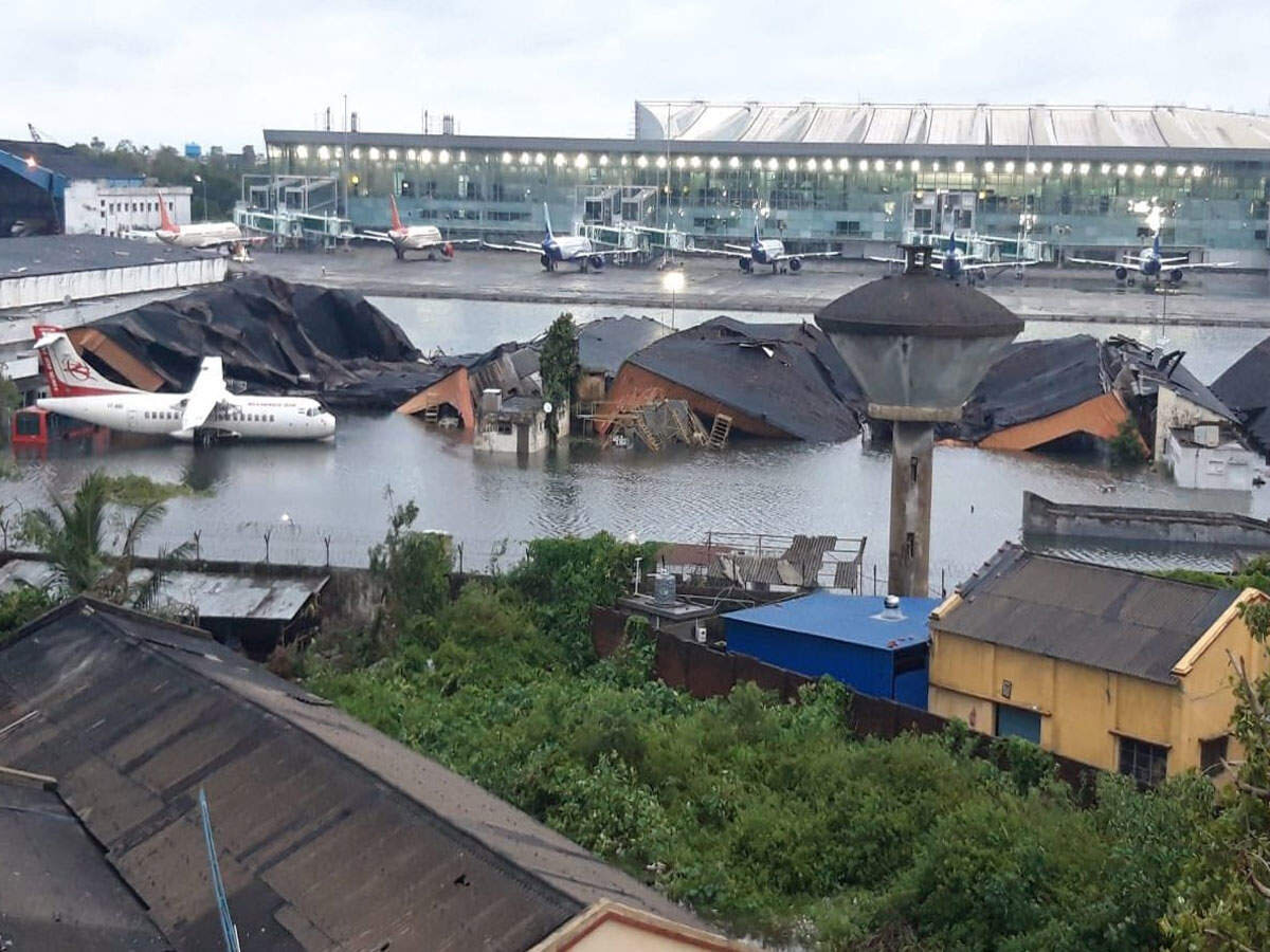 Video: Amphan Cyclone ने मचाई तबाही, नदी जैसा दिखने लगा Kolkata Airport Video: Amphan Cyclone ने मचाई तबाही, नदी जैसा दिखने लगा Kolkata Airport