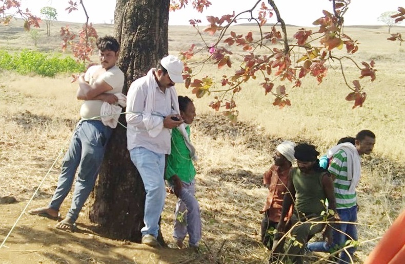 मध्यप्रदेश: मजदूरों ने सब इंजीनियर, सरपंच समेत 4 लोगों को बंधक बनाया, वजह हैरान कर देगी...