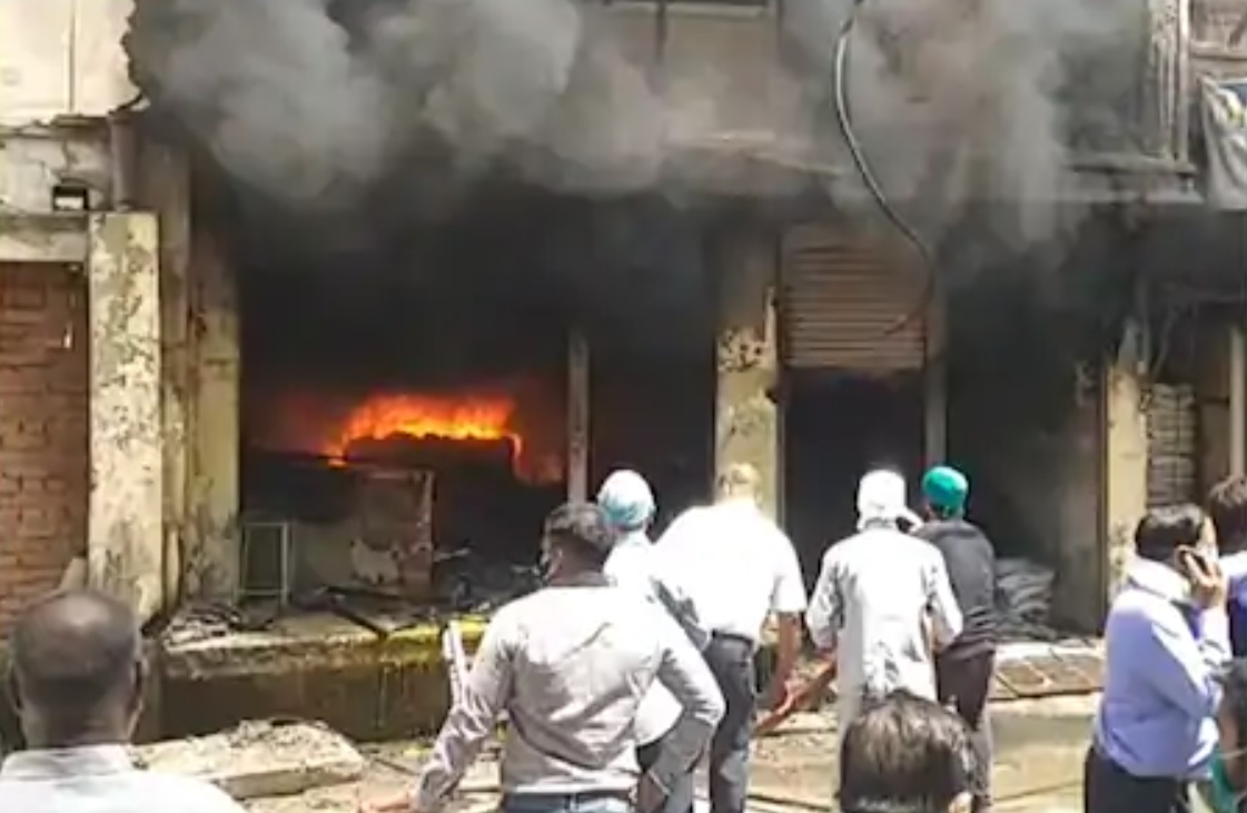 ग्वालियर में तीन मंजिला मकान भीषण आग की चपेट में, 3 बच्चों समेत 7 की मौत