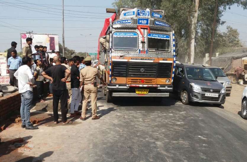 मध्य प्रदेश: बच्चों के साथ लौट रहे मजदूर की मौत, शव फेंक भागा ट्रक ड्राइवर