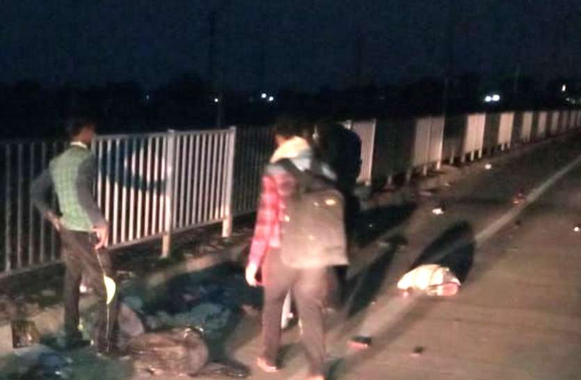 रीवा: लॉकडाउन में पैदल लौट रहें श्रमिकों को वाहन ने कुचला, दो की मौत, दो गंभीर रीवा: लॉकडाउन में पैदल लौट रहें श्रमिकों को वाहन ने कुचला, दो की मौत, दो गंभीर