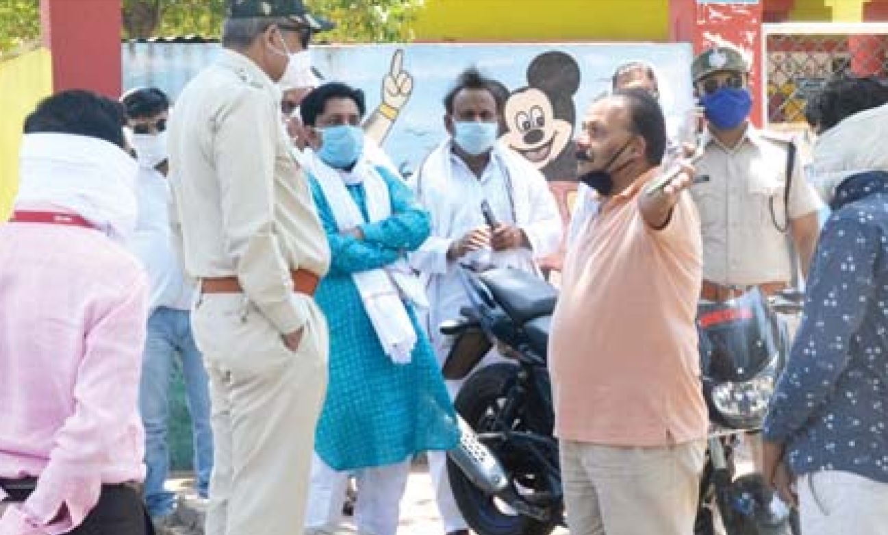 रीवा: कब्रिस्तान में दफना रहें थें कोरोना पॉजिटिव मृतक का शव, मुस्लिम समुदाय ने नहीं करने दिया अंतिम संस्कार रीवा: कब्रिस्तान में दफना रहें थें कोरोना पॉजिटिव मृतक का शव, मुस्लिम समुदाय ने नहीं करने दिया अंतिम संस्कार