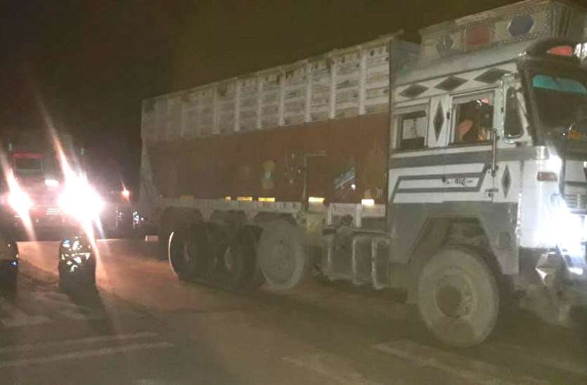 रीवा: मुंशी से शहर तक छोड़ने के लिए कहा, बात नहीं बनी तो आरक्षक ने वाहनों को रुकवाकर जाम लगवा दिया