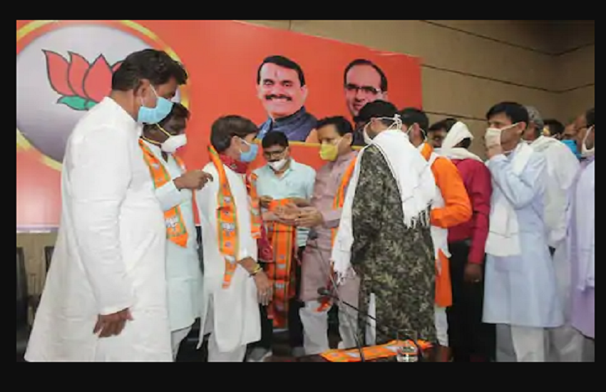 CM SHIVRAJ ने खुद तोडा सोशल डिस्टेंसिंग, एक साथ दिला दिया 200 कार्यकर्ताओ को सदस्यता CM SHIVRAJ ने खुद तोडा सोशल डिस्टेंसिंग, एक साथ दिला दिया 200 कार्यकर्ताओ को सदस्यता