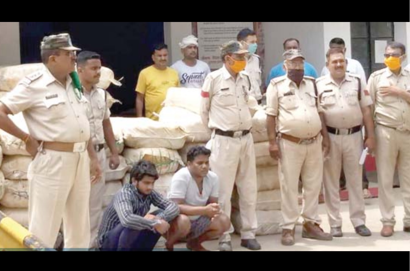नमक की बोरियों में दबाकर ले जा रहें थें 2 करोड़ कीमती गांजा, रायपुर कर्चुलियान पुलिस ने पकड़ा