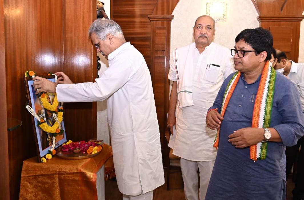 मुख्यमंत्री ने रानी दुर्गावती के बलिदान दिवस पर उनके तैल चित्र पर माल्यार्पण कर दी श्रद्धांजलि