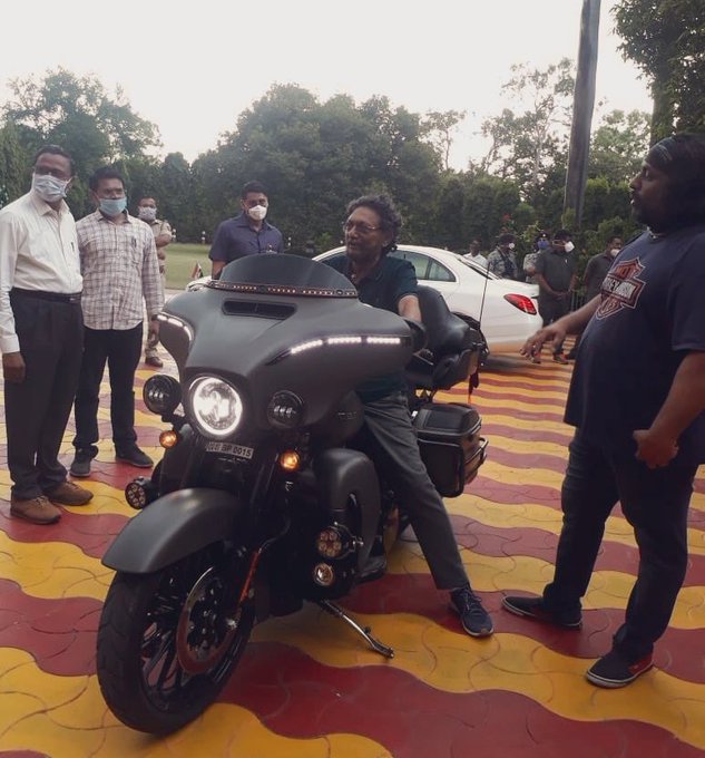 देश के मुख्य नयायधीश CJI बोबडे नागपुर में सुपरबाइक चलाते दिखे ,फोटो सोशल मीडिया में वायरल