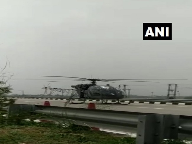 एक्सप्रेस-वे पर वायु सेना के हेलीकॉप्टर की इमरजेंसी लैंडिंग, मचा हड़कंप