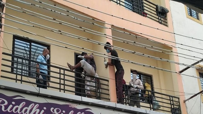 BHOPAL में 2 भाइयो की लाश मिलने से हड़कंप: 1 फर्श पर पड़ा मिला दूसरा फंदे से लटका था.. BHOPAL में 2 भाइयो की लाश मिलने से हड़कंप: 1 फर्श पर पड़ा मिला दूसरा फंदे से लटका था..