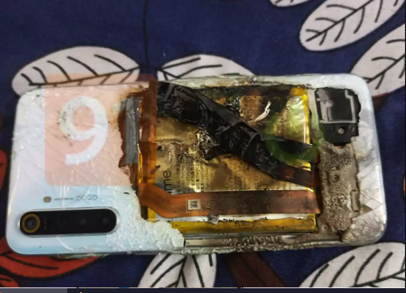 चार्ज के दौरान फट गया ये धांसू Smartphone, कही आपके पास तो नहीं, पढ़ लीजिए... चार्ज के दौरान फट गया ये धांसू Smartphone, कही आपके पास तो नहीं, पढ़ लीजिए...