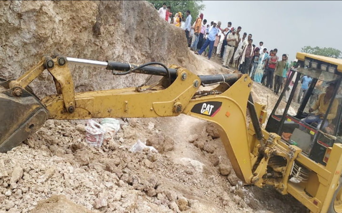 शहडोल में बड़ा हादसा, खदान धसने से 6 की मौत, 4 गंभीर, कई लोगों के दबे होने की आशंका शहडोल में बड़ा हादसा, खदान धसने से 6 की मौत, 4 गंभीर, कई लोगों के दबे होने की आशंका