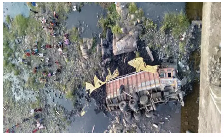 MP: ऐसी दर्दनाक मौत से रूह कांप जाएगी, रैलिंग तोड़कर 100 फीट नीचे गिरा ट्रक MP: ऐसी दर्दनाक मौत से रूह कांप जाएगी, रैलिंग तोड़कर 100 फीट नीचे गिरा ट्रक