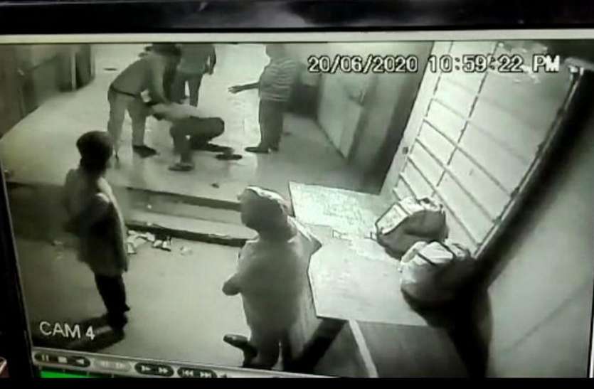 REWA में पुलिसकर्मी बना दरिंदा युवक को जानवरो की तरह लात-घूंसे मारा, देखिए हड़कंप मचाने वाला वीडियो