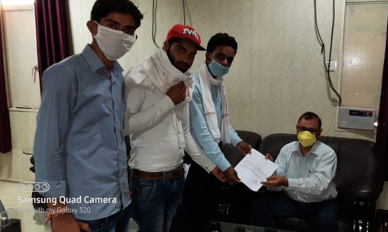 फीस माफ़ी एवं जनरल प्रमोशन के लिए एपीएस विवि के छात्र-छात्रों ने राज्यपाल के नाम ज्ञापन सौंपा