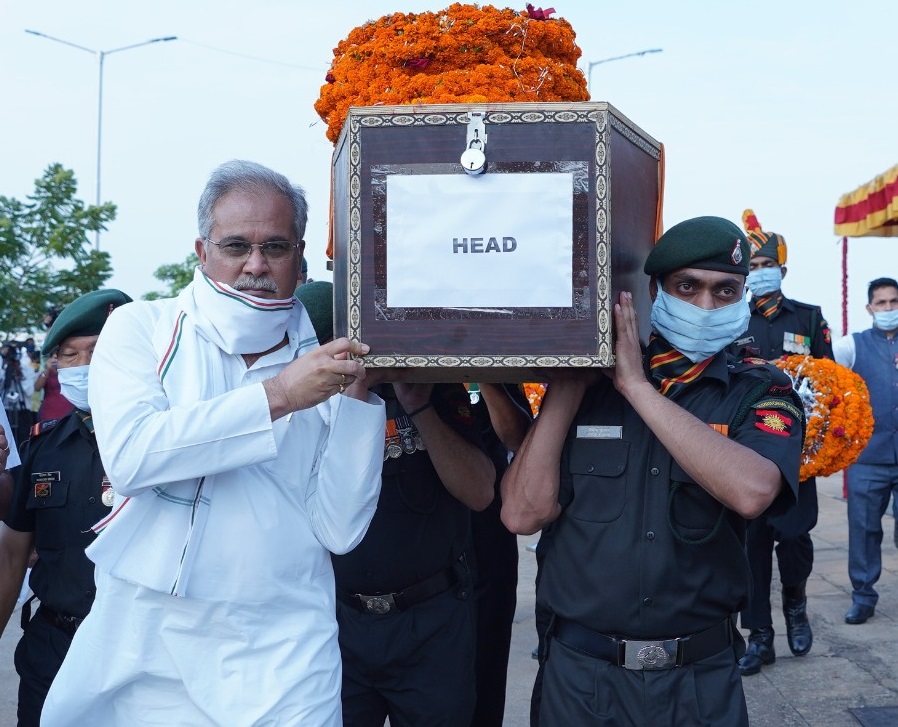 मुख्यमंत्री भूपेश बघेल ने छत्तीसगढ़ के वीर शहीद के पार्थिव शरीर को कांधा देकर किया विदा