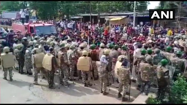 छत्तीसगढ़ के बीजापुर में बैरिकेट्स तोड़कर गांव वालों ने DM ऑफिस पर बोला धावा,देखे Video