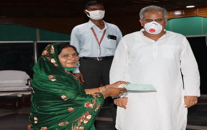 रायपुर : मुख्यमंत्री सहायता कोष में जनपद अध्यक्ष कुरूद ने दिया दस हजार रुपए का चेक