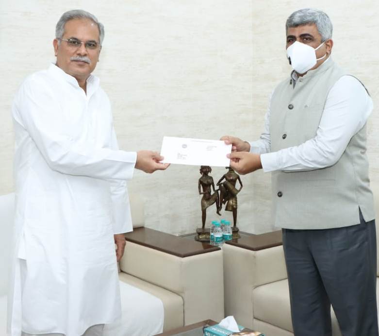 मुख्यमंत्री को छत्तीसगढ़ राज्य ग्रामीण बैंक के अध्यक्ष ने 20 लाख रूपए का चेक सौंपा मुख्यमंत्री को छत्तीसगढ़ राज्य ग्रामीण बैंक के अध्यक्ष ने 20 लाख रूपए का चेक सौंपा