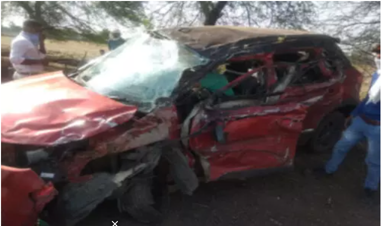 MP: कार और तेल टैंकर में भिड़ंत, 3 की मौके पर दर्दनाक मौत MP: कार और तेल टैंकर में भिड़ंत, 3 की मौके पर दर्दनाक मौत