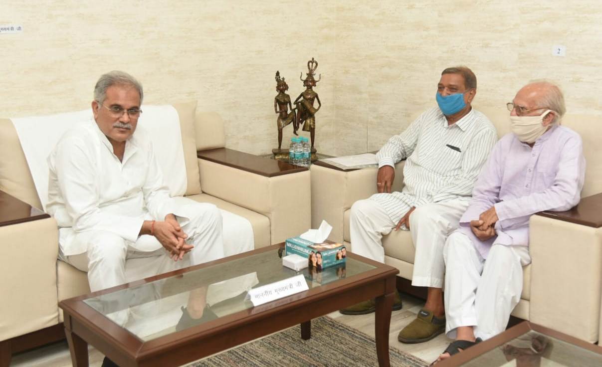 मुख्यमंत्री भूपेश बघेल से छत्तीसगढ़ मनवा कुर्मी क्षत्रिय समाज के सदस्यों ने की मुलाकात मुख्यमंत्री भूपेश बघेल से छत्तीसगढ़ मनवा कुर्मी क्षत्रिय समाज के सदस्यों ने की मुलाकात
