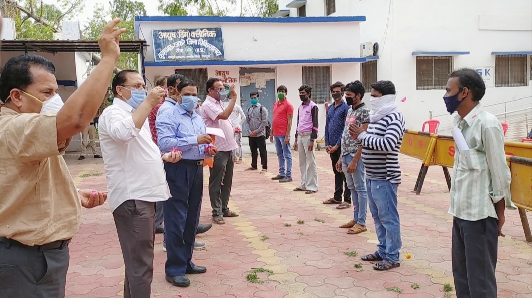 रीवा में आज 9 लोग कोरोना से जंग जीतकर घर के लिए हुए रवाना, कलेक्टर-कमिश्नर ने किया स्वागत